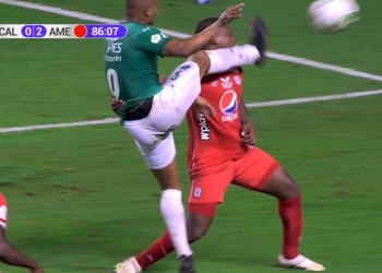 El susto que dio Marlon Torres tras una patada de Ángelo Rodríguez en la cabeza