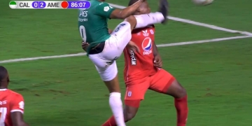 El susto que dio Marlon Torres tras una patada de Ángelo Rodríguez en la cabeza