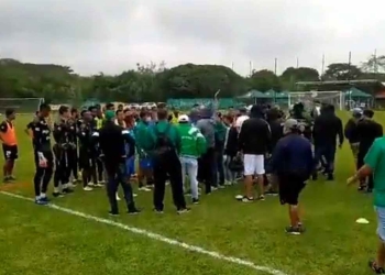 Hinchas del Cali protestaron en la sede del club