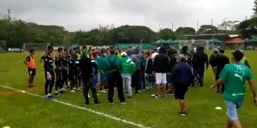 Hinchas del Cali protestaron en la sede del club