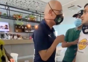 Video: ¡Casi se va a los golpes DT Alfredo Arias con hinchas de Deportivo Cali!