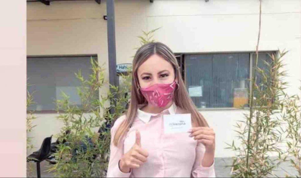 Joven politóloga que causó indignación porque ya fue vacunada contra el coronavirus
