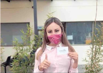 Joven politóloga que causó indignación porque ya fue vacunada contra el coronavirus
