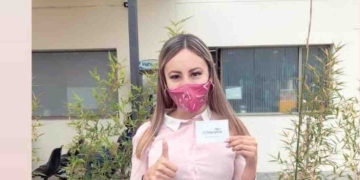 Joven politóloga que causó indignación porque ya fue vacunada contra el coronavirus
