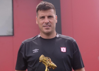 Juan Cruz Real presumiendo su premio a «mejor DT del 2020»