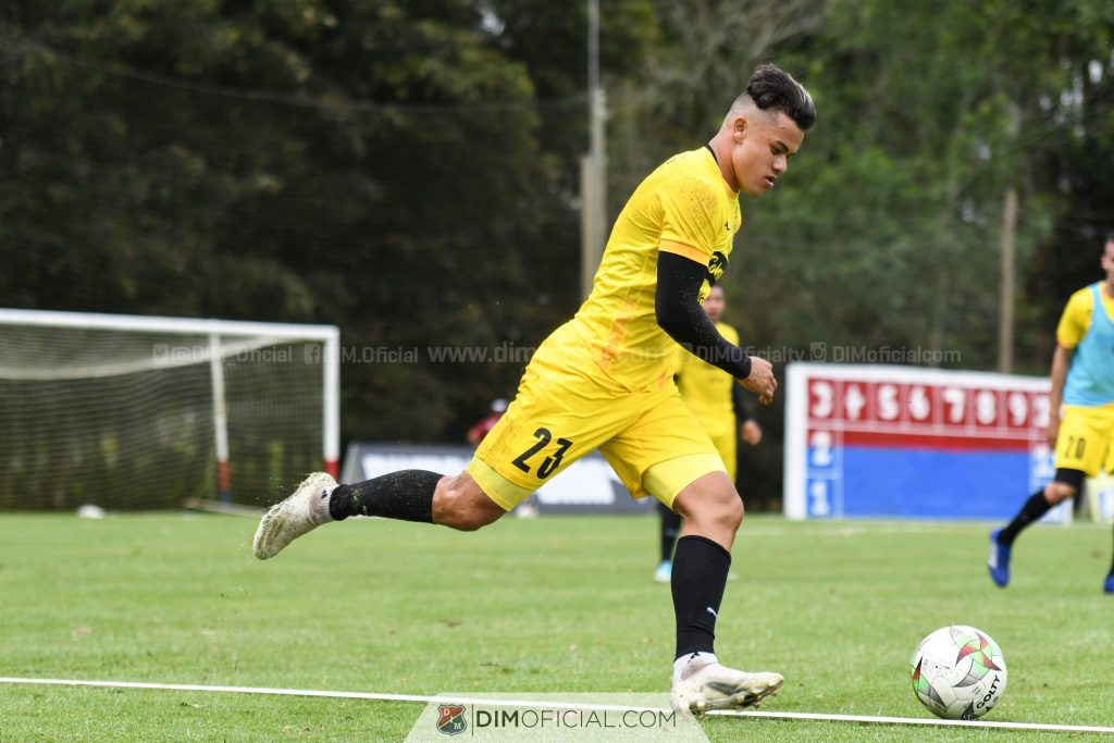 ¡Ojo! Un jugador del DIM está a punto de su quinta amarilla