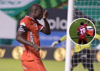 La curiosa imagen de Adrián Ramos dando indicaciones desde la tribuna