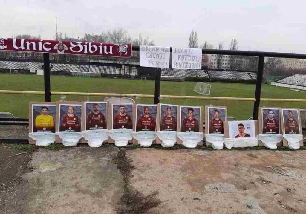 Llevaron pañales a la sede del club como protesta contra los jugadores