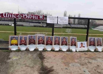 Llevaron pañales a la sede del club como protesta contra los jugadores