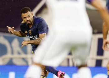 ¡Golazo de Edwin Cardona! Tiro libre y el balón por debajo de la barrera