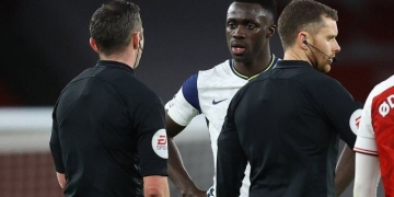 Lluvia de críticas para Dávinson Sánchez tras la derrota de Tottenham ante Arsenal