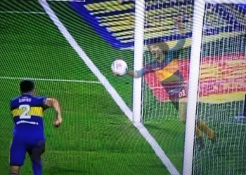La insólita jugada por la que Maradona fue tendencia en el superclásico