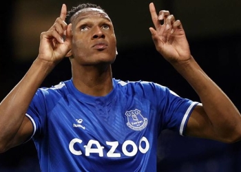 Mientras James busca rumbo, a Yerry Mina lo elogian en Inglaterra