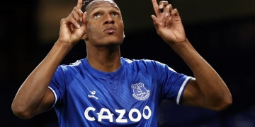 Mientras James busca rumbo, a Yerry Mina lo elogian en Inglaterra