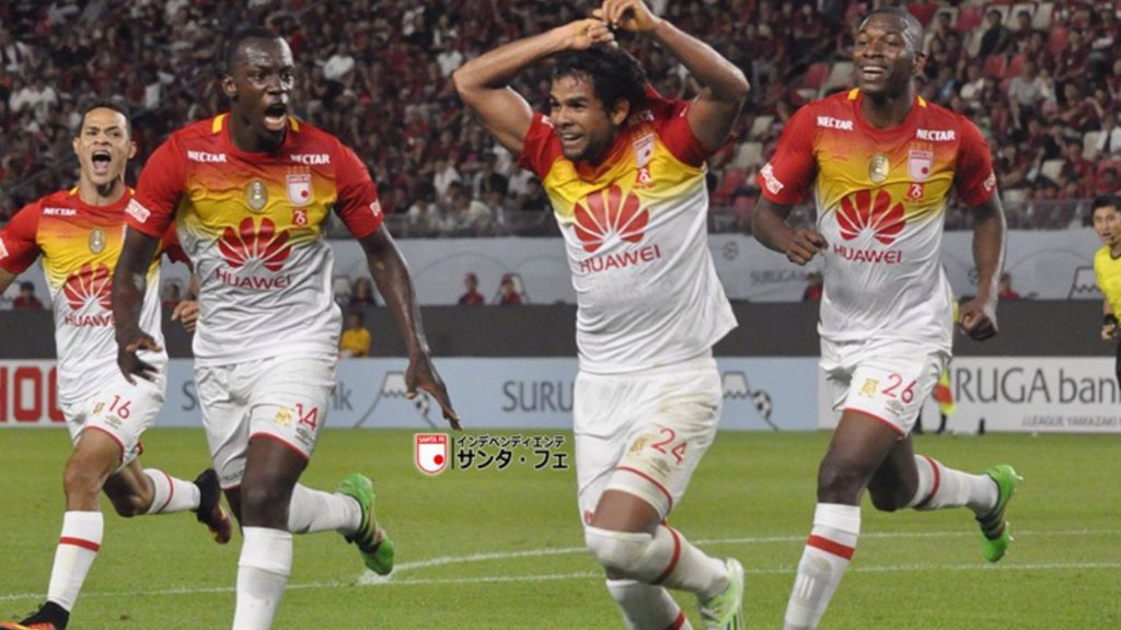 Umbro lanzó a la venta la camiseta de Santa Fe con la que ganó la Suruga Bank