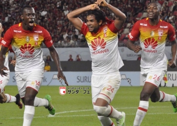 Umbro lanzó a la venta la camiseta de Santa Fe con la que ganó la Suruga Bank