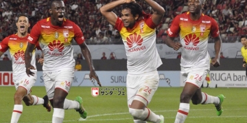 Umbro lanzó a la venta la camiseta de Santa Fe con la que ganó la Suruga Bank