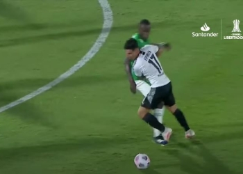 Hubo falta en el tiro libre que derivó en el gol de Libertad