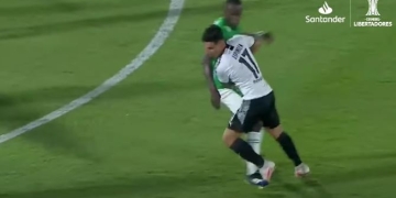 Hubo falta en el tiro libre que derivó en el gol de Libertad