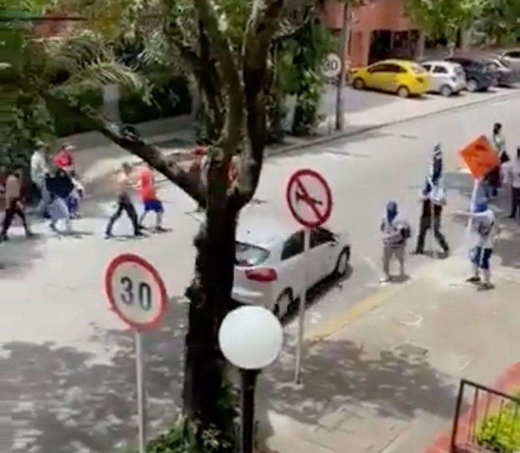 Videos: hinchas de Millonarios se enfrentaron con armas blancas al Norte de Cali