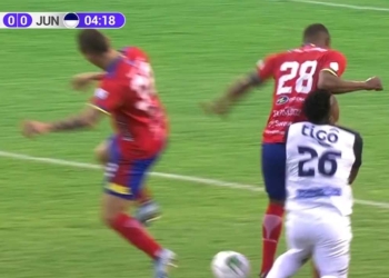 Los dos penales y la roja que no se cobraron en el Pasto vs. Junior