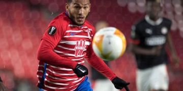 El delantero del Granada, Luis Suárez, reapareció con su equipo en la derrota 0 -2 frente al Manchester United por los cuartos de final de la Uefa Europa League. 