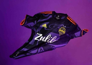 Su uniforme es un homenaje a Jimi Hendrix