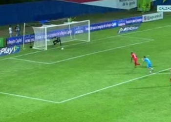El 'blooper' de Joel Graterol que por poco termina en gol de Jaguares