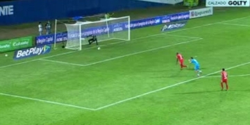 El 'blooper' de Joel Graterol que por poco termina en gol de Jaguares