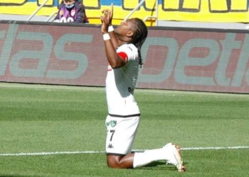 Tiro libre. Cobra Hugo Rodallega. Igual: ¡Golazo!