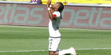 Tiro libre. Cobra Hugo Rodallega. Igual: ¡Golazo!