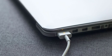 ¿Es mejor mantener tu ordenador enchufado o trabajar con la batería?