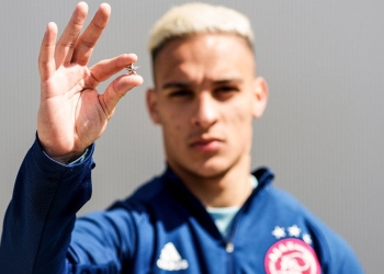 Ajax derritió su trofeo de campeón para compartirlo con los hinchas