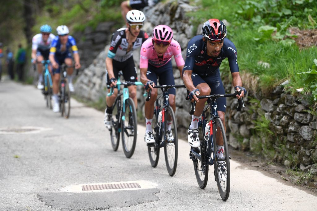 Egan Bernal: a un día y 30 kms de coronarse en el Giro de Italia