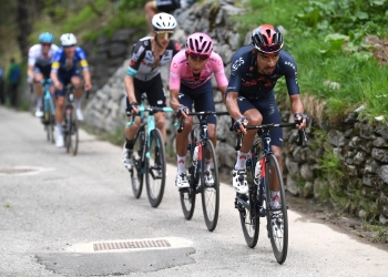 Egan Bernal: a un día y 30 kms de coronarse en el Giro de Italia