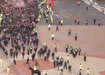 Fútbol en medio de protestas: ¡También pasa en Inglaterra!
