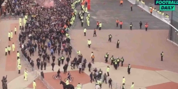 Fútbol en medio de protestas: ¡También pasa en Inglaterra!