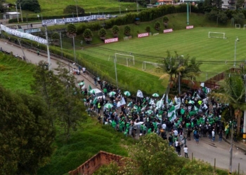 Periodista criticó la visita de Los Del Sur al plantel de Atlético Nacional y así le respondieron