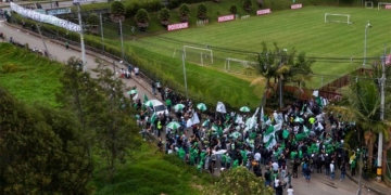 Periodista criticó la visita de Los Del Sur al plantel de Atlético Nacional y así le respondieron