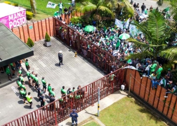 Mensajes de la barra de Atlético Nacional para Guimaraes, Jonatan Álvez y Geisson Perea