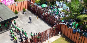 Mensajes de la barra de Atlético Nacional para Guimaraes, Jonatan Álvez y Geisson Perea