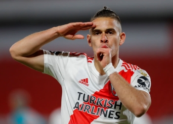 ¡Inolvidable Borré! En River Plate homenajearon al colombiano durante un partido