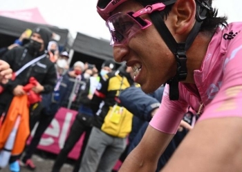 Egan Bernal sufrió en la etapa 17 y apretó el Giro de Italia