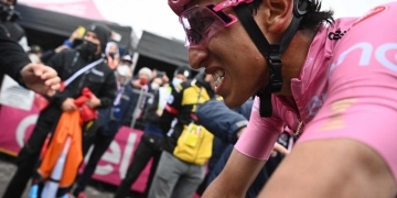 Egan Bernal sufrió en la etapa 17 y apretó el Giro de Italia