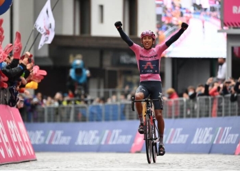 Egan Bernal ganó la etapa reina del Giro de Italia y es más líder que nunca