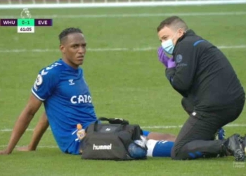 ¡No puede ser! Yerry Mina vuelve a salir lesionado del terreno de juego con Everton