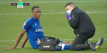 ¡No puede ser! Yerry Mina vuelve a salir lesionado del terreno de juego con Everton