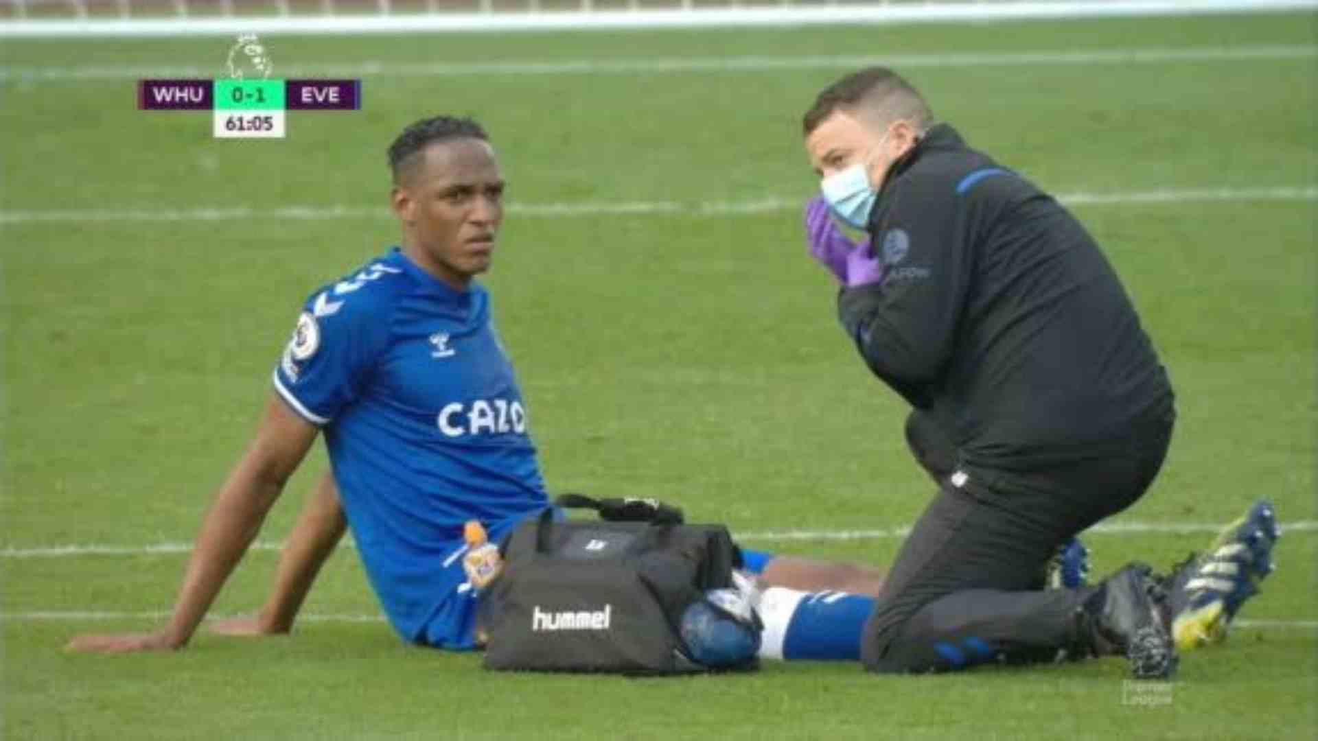 ¡No puede ser! Yerry Mina vuelve a salir lesionado del terreno de juego con Everton