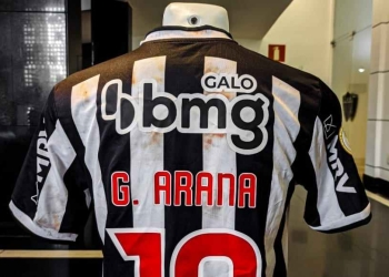 Atlético Mineiro subastó una camiseta ensangrentada