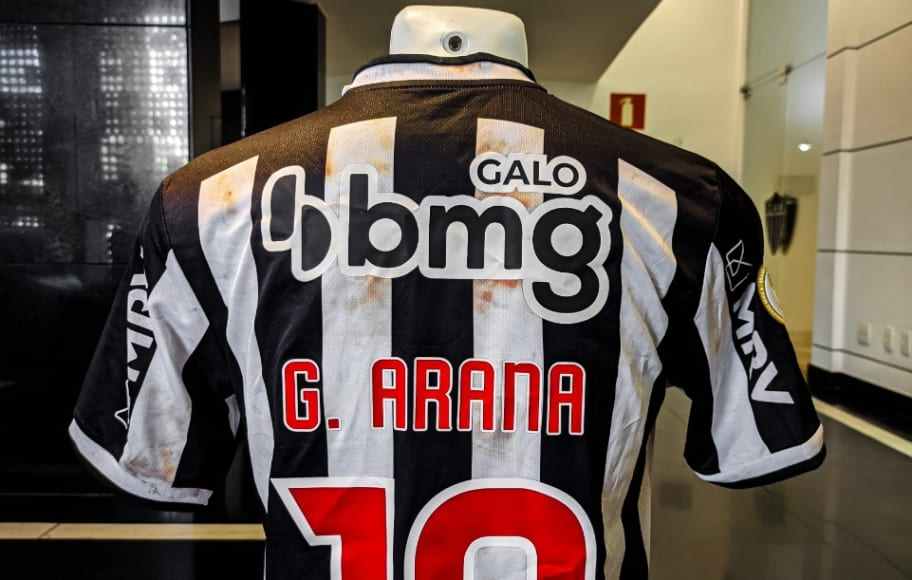 Atlético Mineiro subastó una camiseta ensangrentada